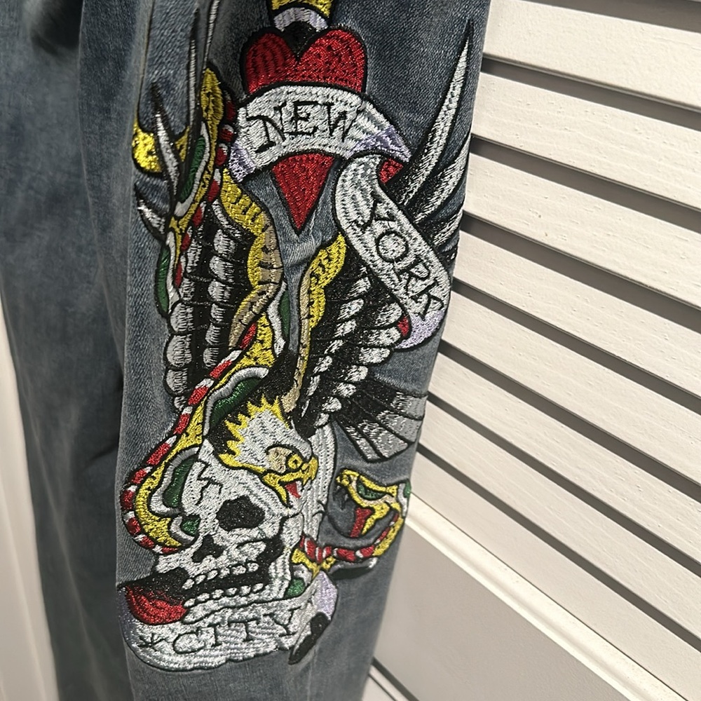 NWT Ed Hardy Slim Flare New York City Embroidered Vintage Jeans with 5 pockets.
